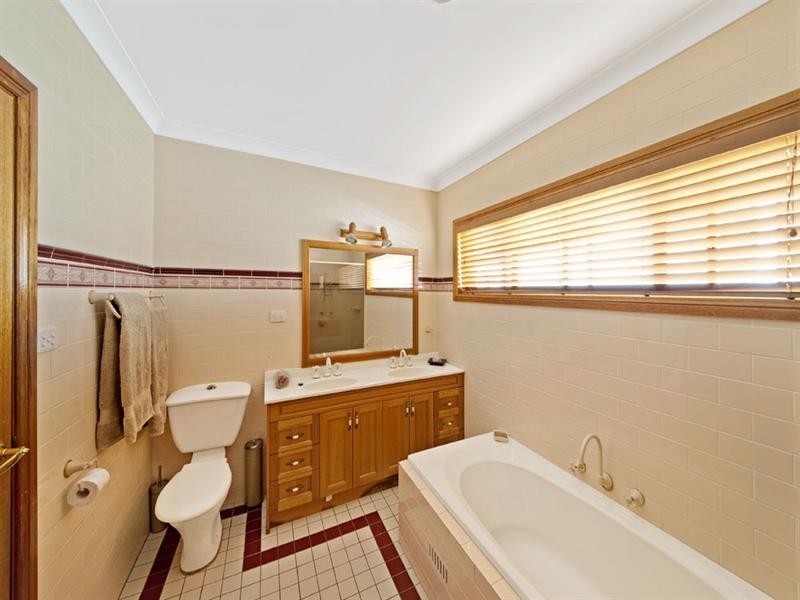 52 Currawong Street, Green Valley NSW 2168