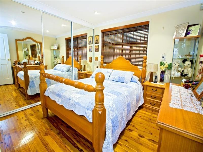 21 Glenfern Crescent, Bossley Park NSW 2176