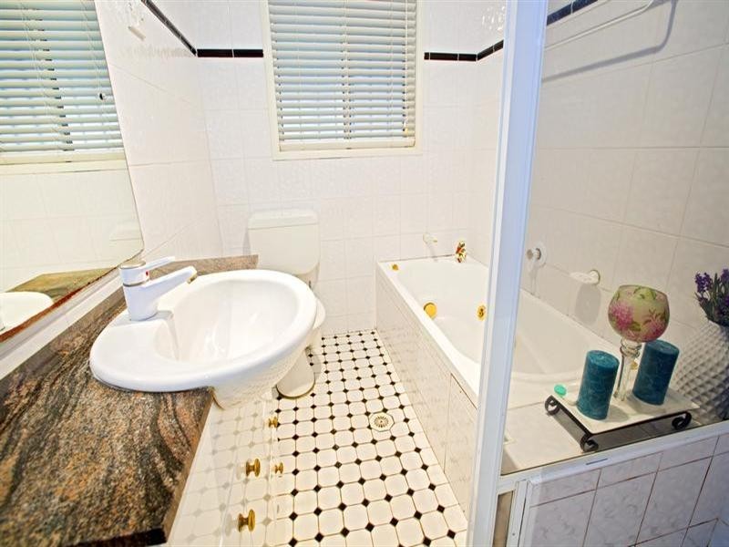 21 Glenfern Crescent, Bossley Park NSW 2176