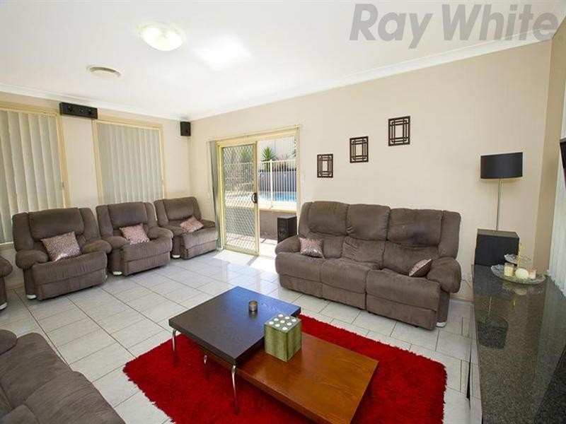 2 Elyard Crescent, West Hoxton NSW 2171
