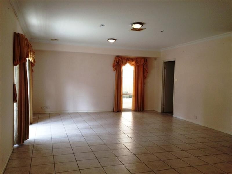 128 Greenway Drive, West Hoxton NSW 2171