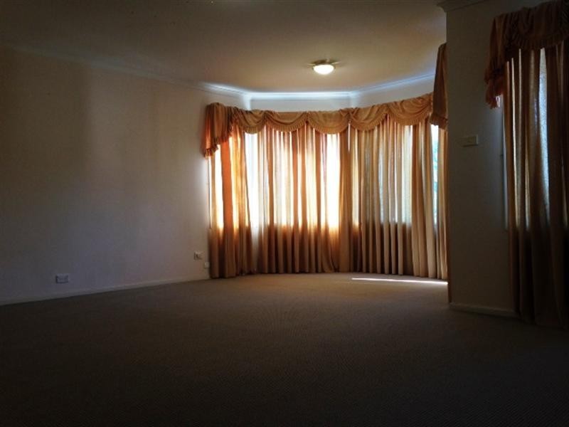 128 Greenway Drive, West Hoxton NSW 2171