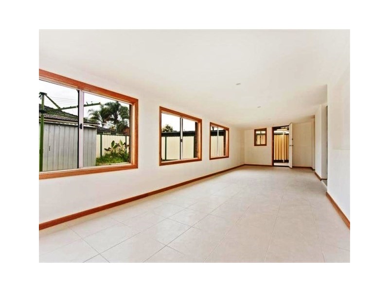 43 Brisbane Road, St Johns Park NSW 2176