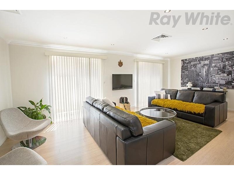 90 Carmichael Drive, West Hoxton NSW 2171