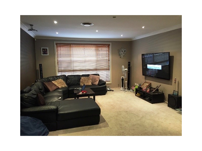 8 Rasp Close, West Hoxton NSW 2171