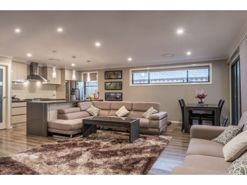 16 Rosedale Circuit, Carnes Hill NSW 2171