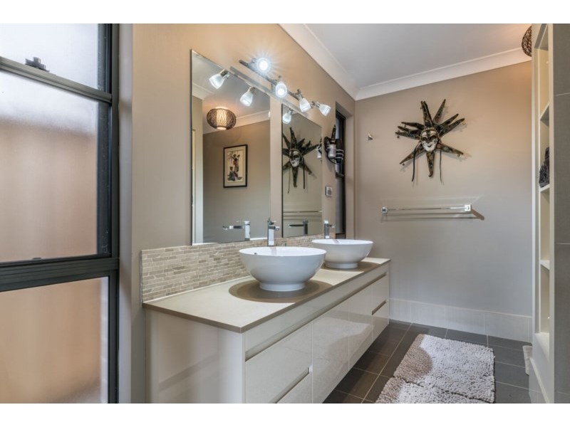 16 Rosedale Circuit, Carnes Hill NSW 2171