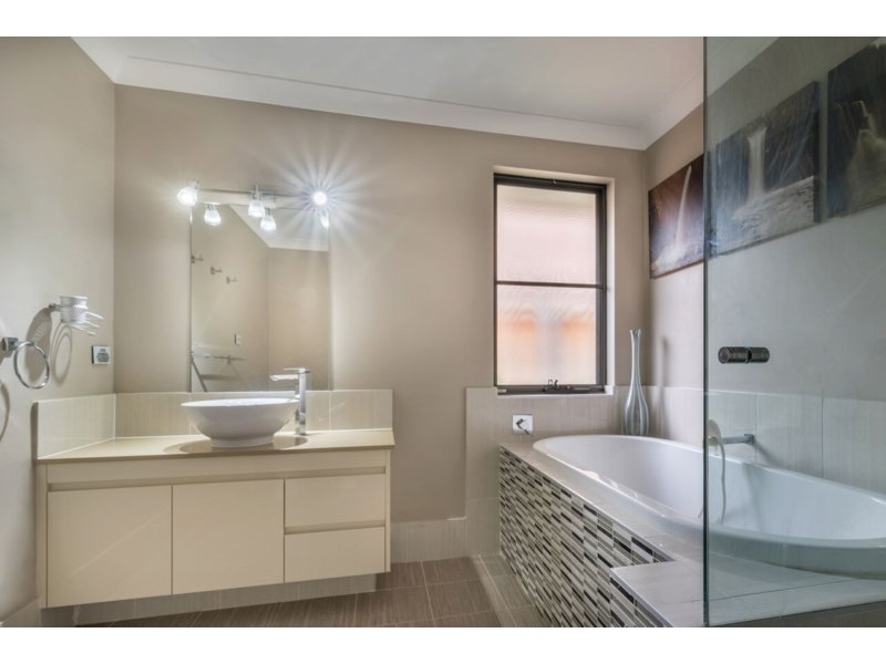 16 Rosedale Circuit, Carnes Hill NSW 2171