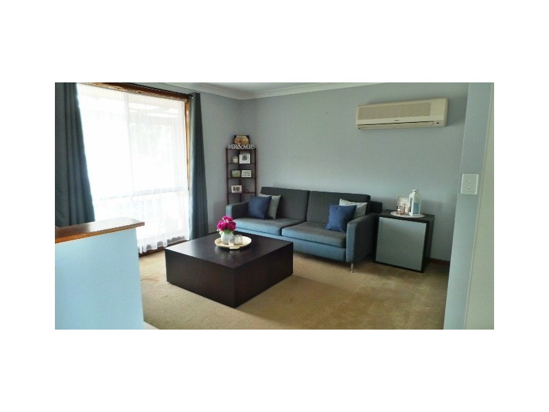 9 Hamlet Cresent, Rosemeadow NSW 2560