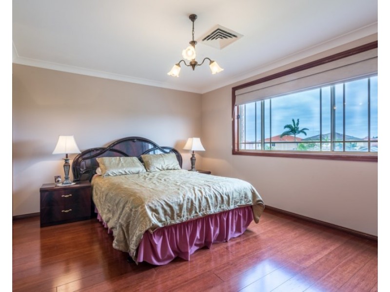 8 Sarah Hollands Drive, Horningsea Park NSW 2171