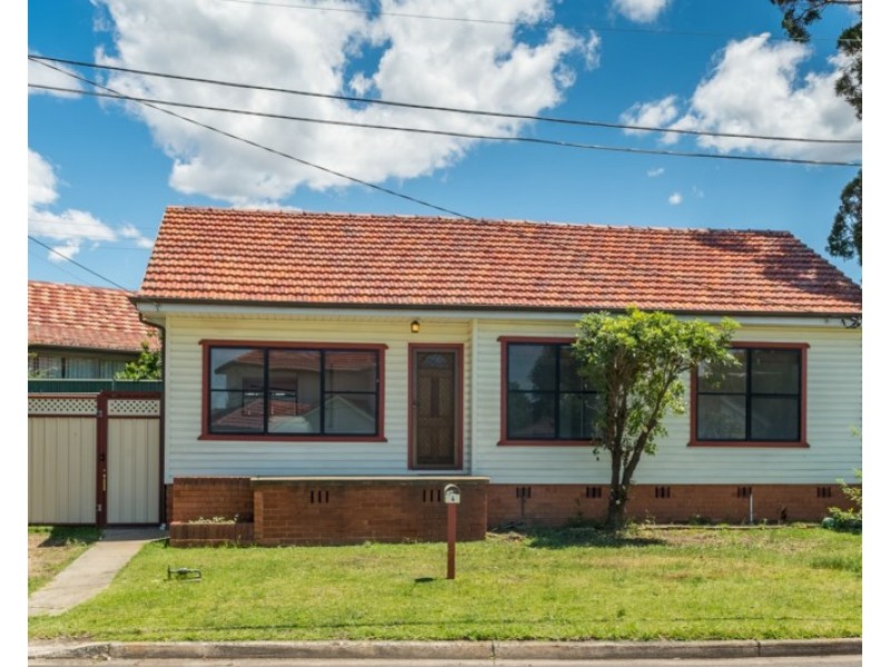 4 Banksia Crescent, Fairfield East NSW 2165