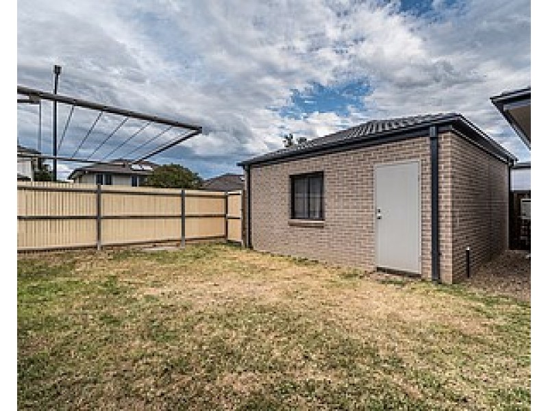 15 McIntyre, Middleton Grange NSW 2171