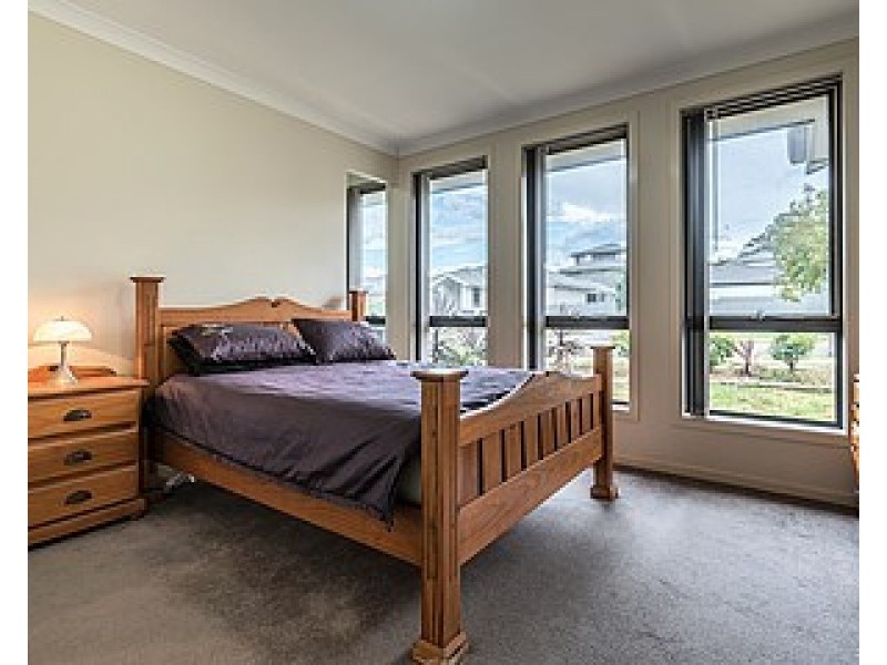 15 McIntyre, Middleton Grange NSW 2171