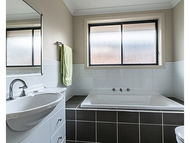 15 McIntyre, Middleton Grange NSW 2171