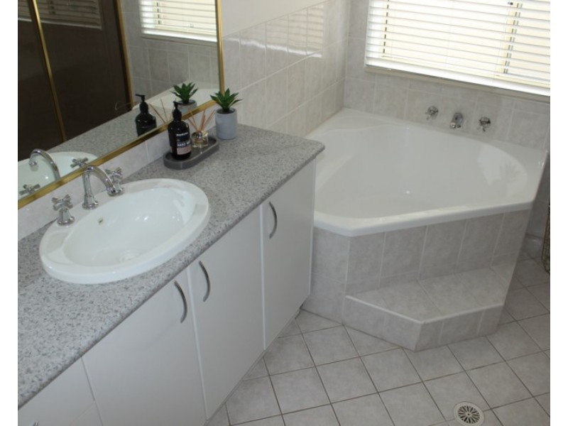 4 Archer Way, West Hoxton NSW 2171