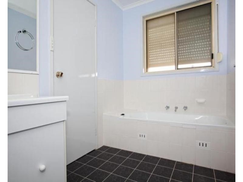 72 Cockatiel Court, Green Valley NSW 2168