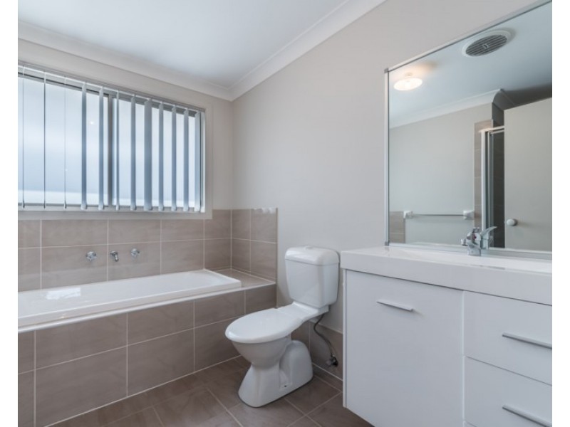 8 Kingsford Smith Avenue, Middleton Grange NSW 2171