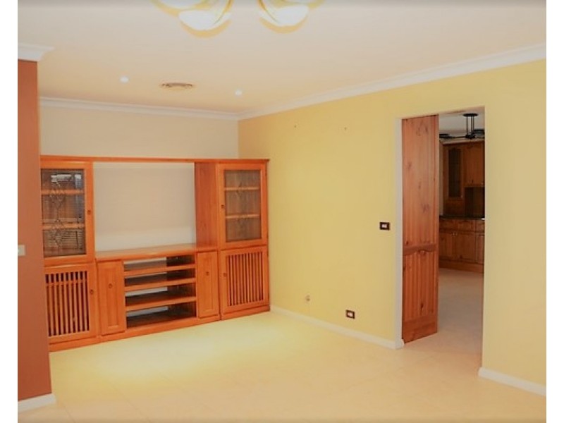 1 Sandalwood Close, Casula NSW 2170