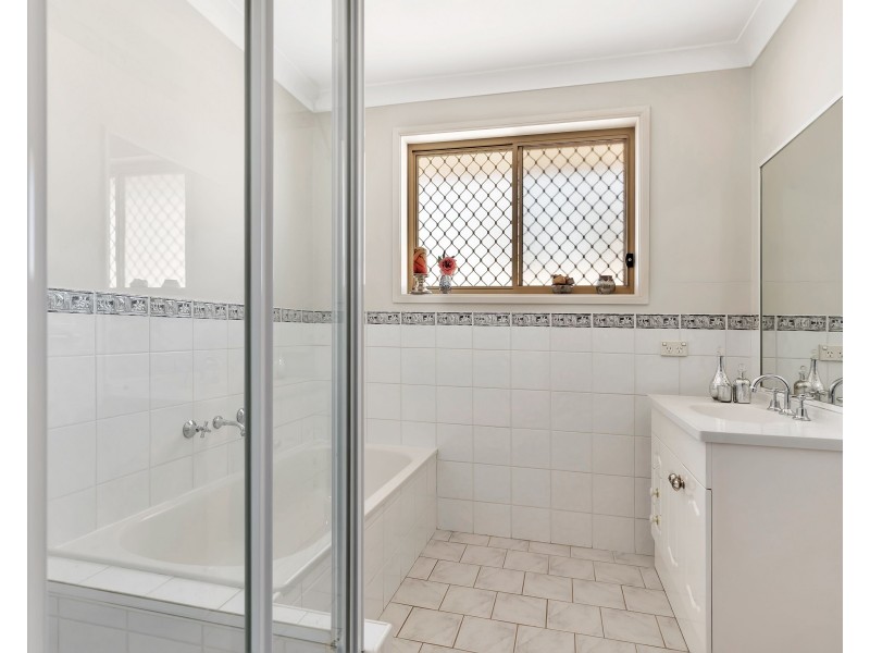 14 Ridgeway Close, West Hoxton NSW 2171