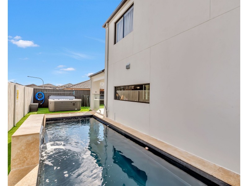 25 Savery Road, Carnes Hill NSW 2171