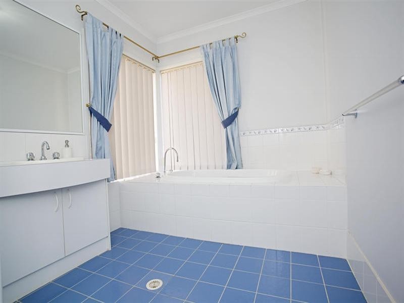 17 Lauderdale Street, West Hoxton NSW 2171