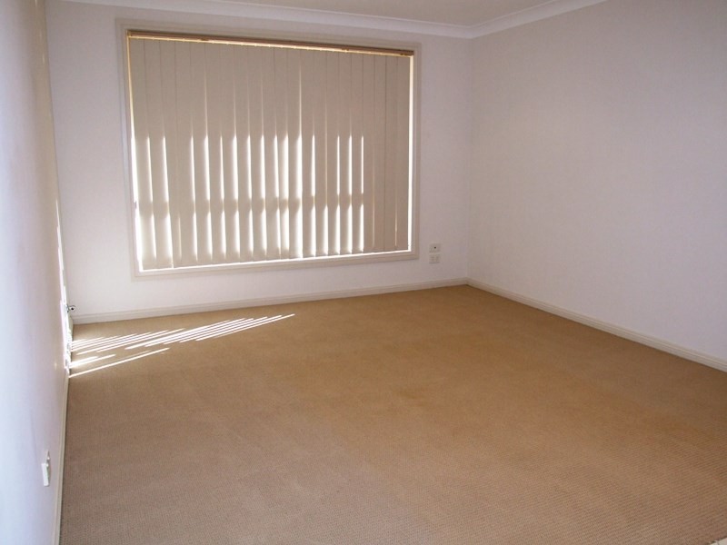 4 Wainewright Avenue, West Hoxton NSW 2171