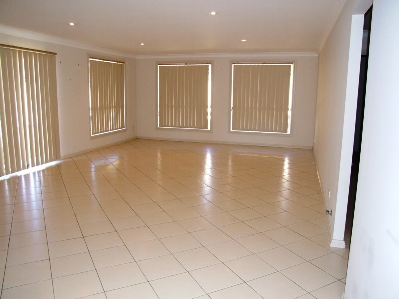 4 Wainewright Avenue, West Hoxton NSW 2171