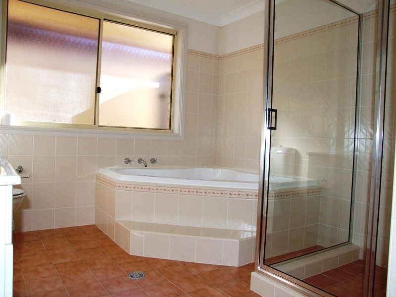 4 Wainewright Avenue, West Hoxton NSW 2171