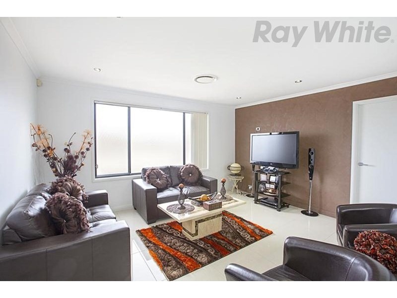 27 Carmichael Drive, West Hoxton NSW 2171