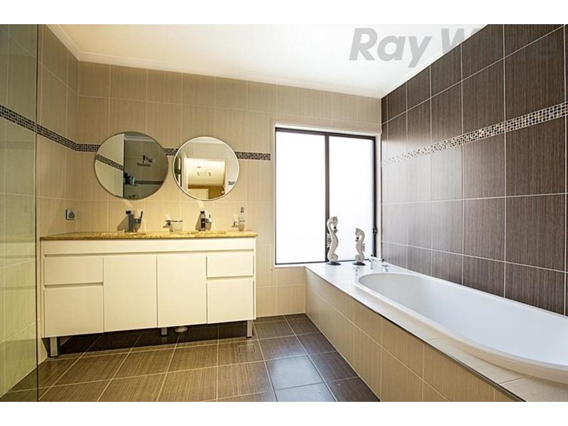 27 Carmichael Drive, West Hoxton NSW 2171