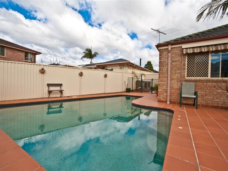 4 Harris Place, West Hoxton NSW 2171