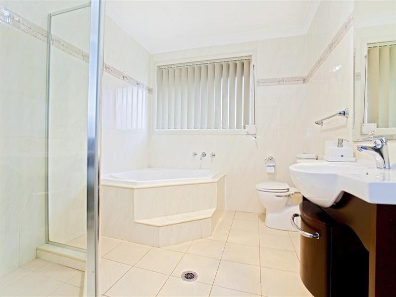 13 Hallen Place, West Hoxton NSW 2171