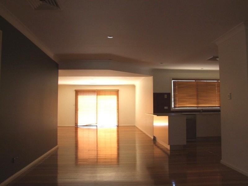 11 Harraden Drive, West Hoxton NSW 2171