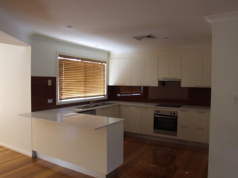 11 Harraden Drive, West Hoxton NSW 2171