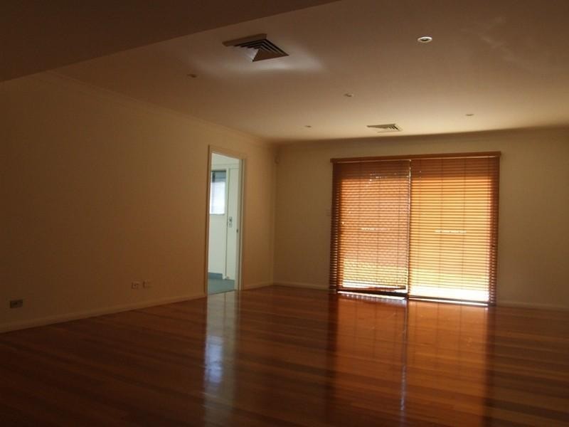 11 Harraden Drive, West Hoxton NSW 2171