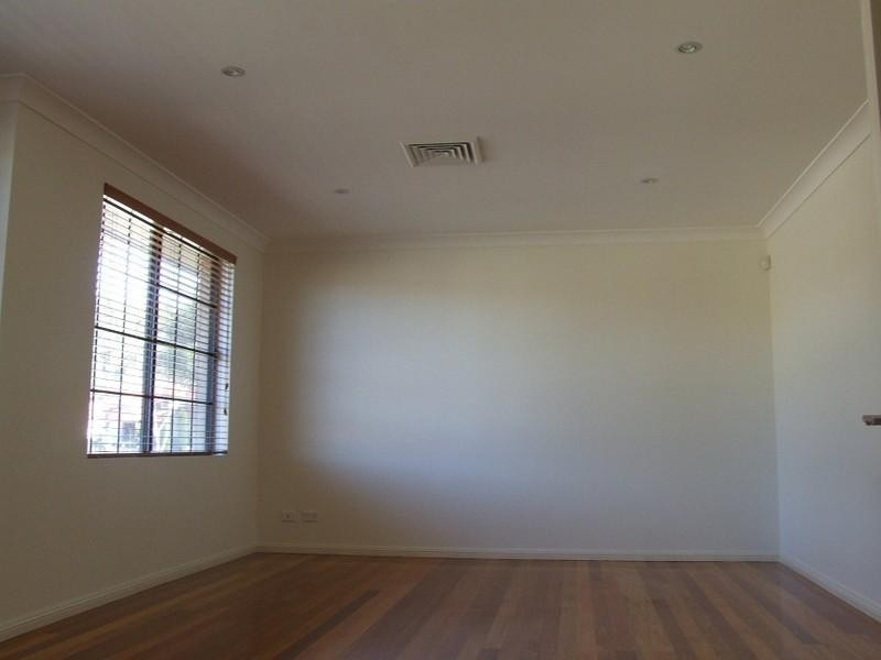 11 Harraden Drive, West Hoxton NSW 2171