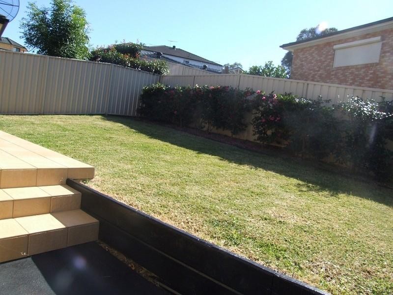 11 Harraden Drive, West Hoxton NSW 2171