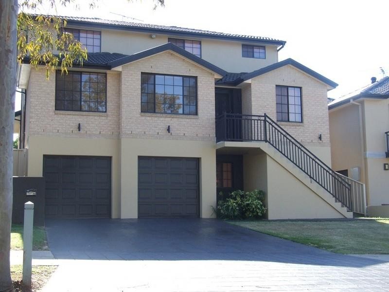 11 Harraden Drive, West Hoxton NSW 2171