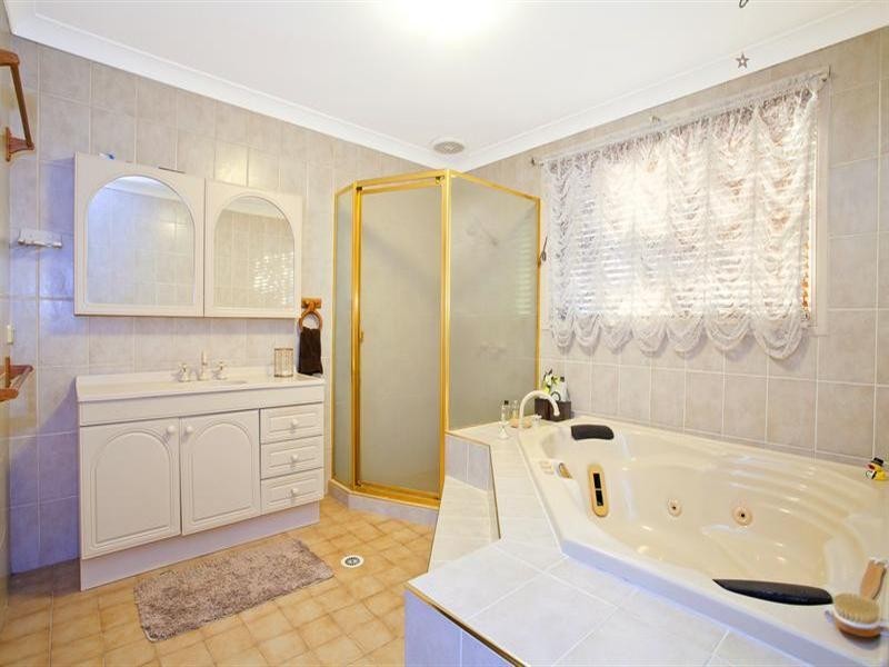 3 Russell Close, Green Valley NSW 2168