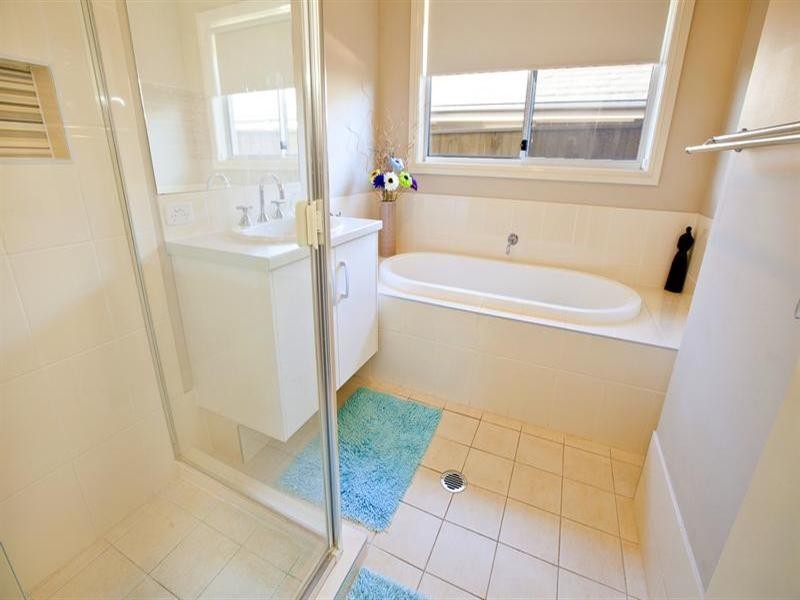 4 Graziers Way, Carnes Hill NSW 2171