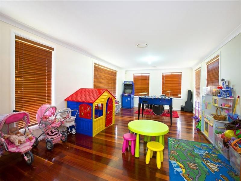 8 Swansea Place, West Hoxton NSW 2171