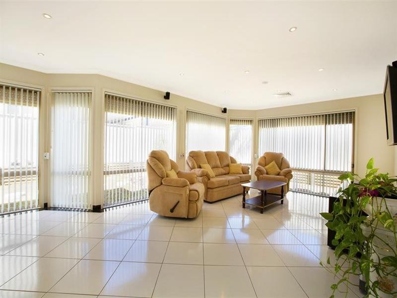 8 Coronation Drive, Green Valley NSW 2168