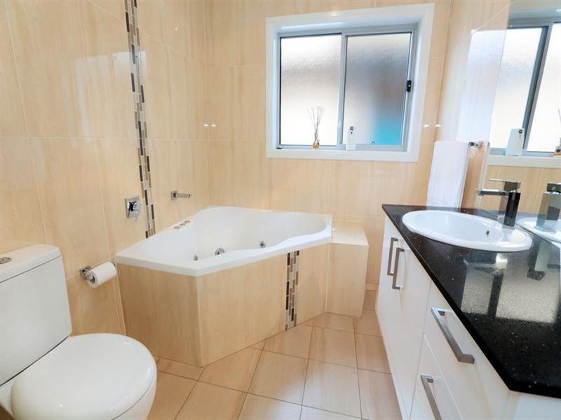 7 Bryant Avenue, Middleton Grange NSW 2171