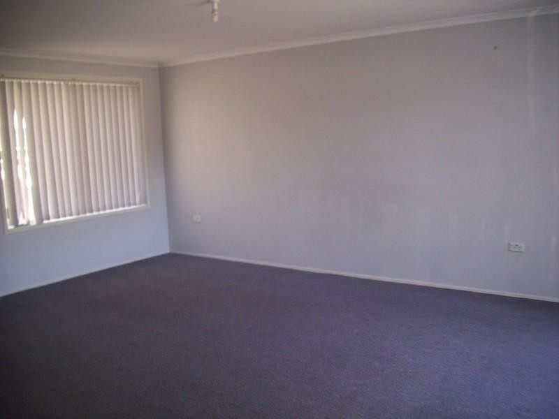 8 Holly Drive, Lake Haven NSW 2263