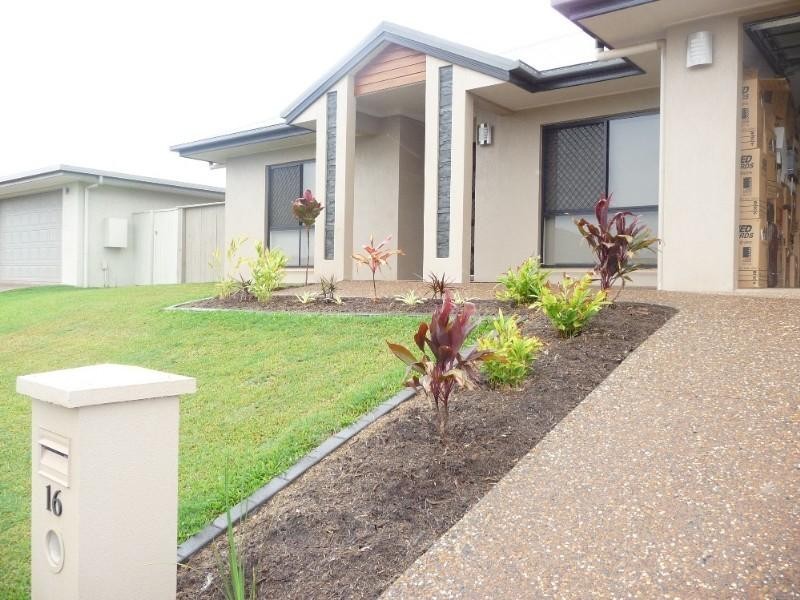 16 Springbrook Avenue, Redlynch QLD 4870