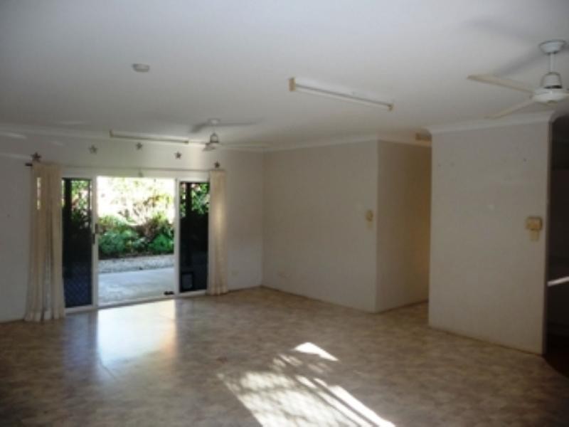 19 Rosewood Close, Redlynch QLD 4870