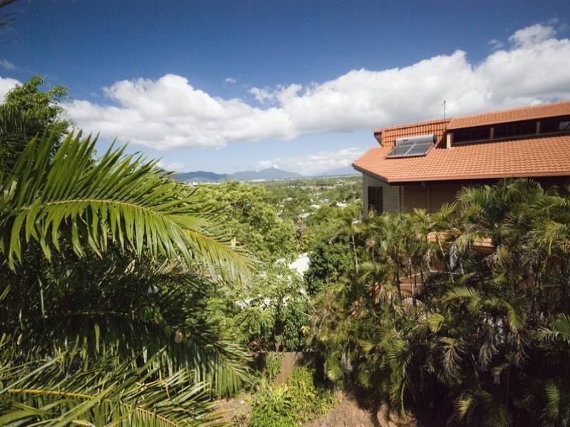 9 Bellevue Crescent, Edge Hill QLD 4870