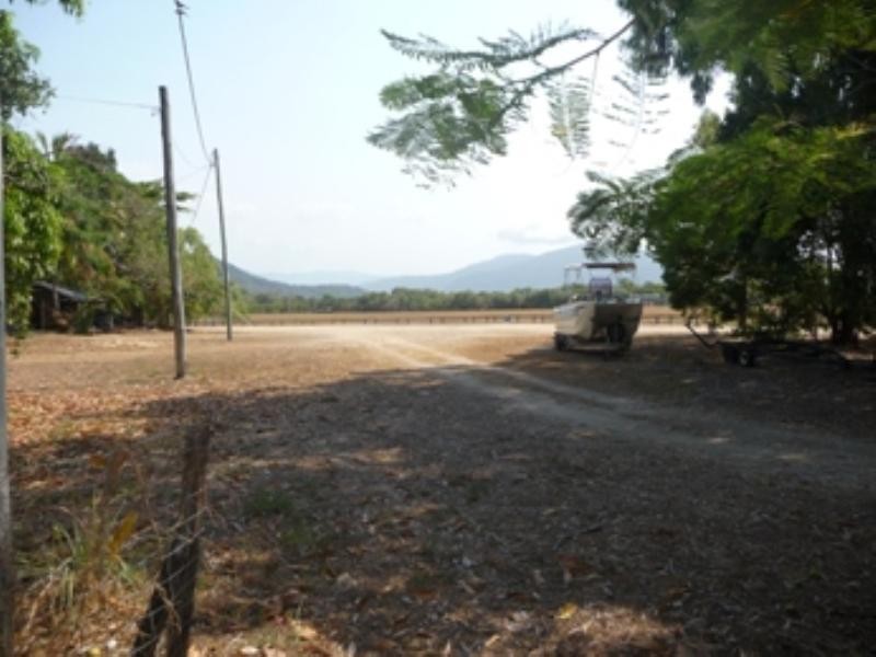 231 O’Shea Esplanade, Machans Beach QLD 4878