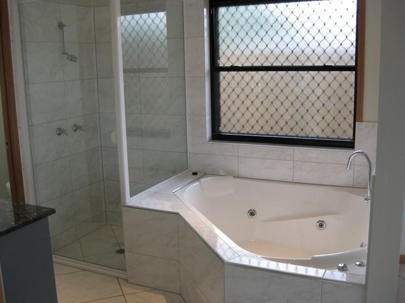 23 Rainbow Street, Kanimbla QLD 4870