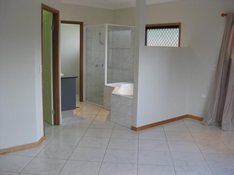 23 Rainbow Street, Kanimbla QLD 4870